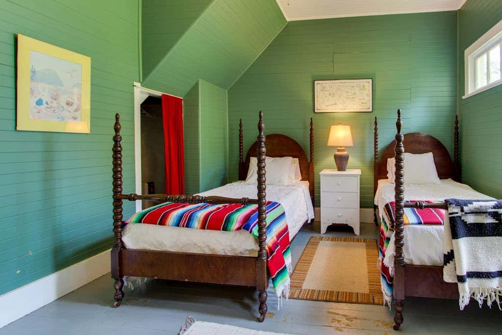 Historic home on one acre meadow, near beach & golf - dog-friendly