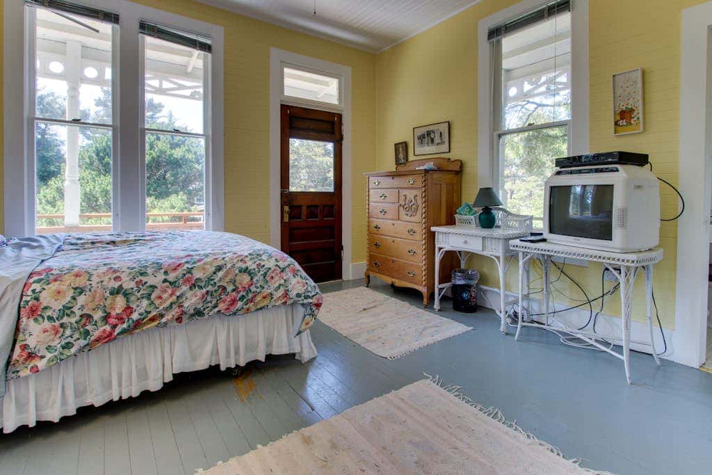 Historic home on one acre meadow, near beach & golf - dog-friendly