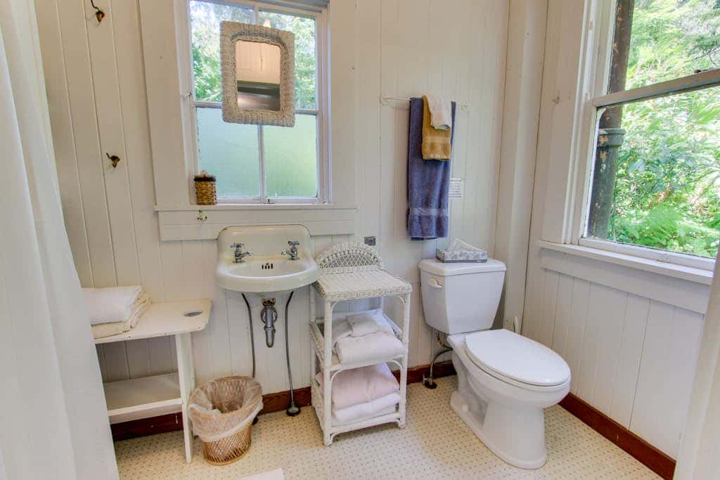 Historic home on one acre meadow, near beach & golf - dog-friendly