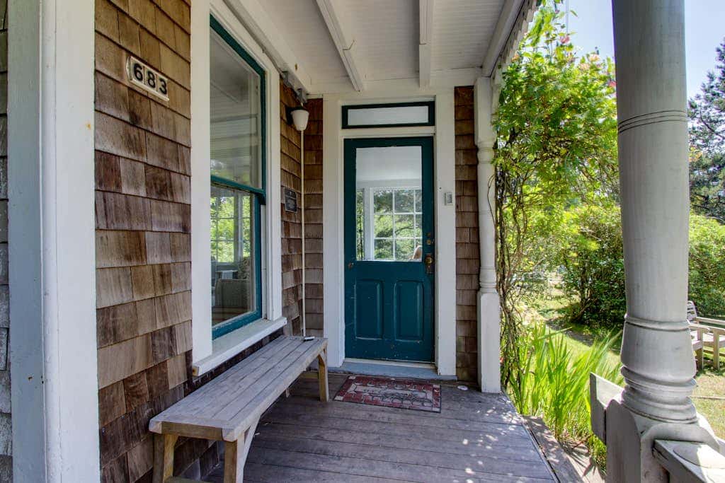 Historic home on one acre meadow, near beach & golf - dog-friendly