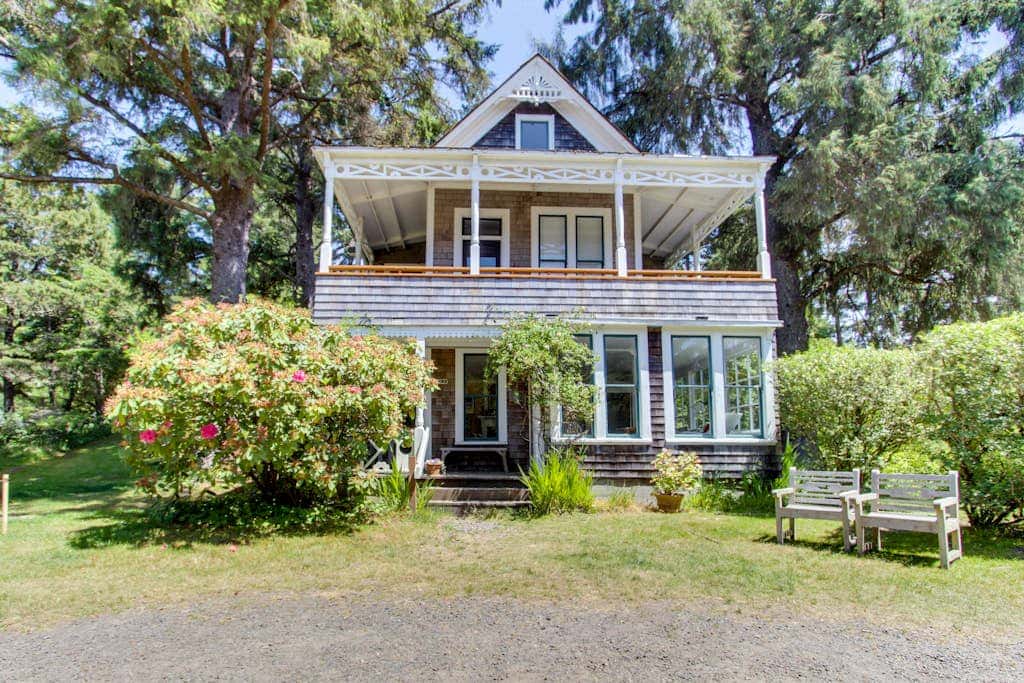 Historic home on one acre meadow, near beach & golf - dog-friendly