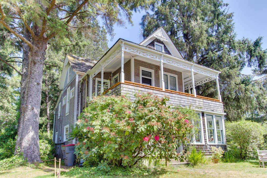 Historic home on one acre meadow, near beach & golf - dog-friendly