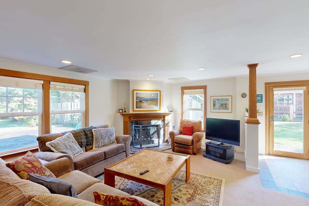 Beautiful, dog-friendly cottage with large yard - just a few blocks to the beach