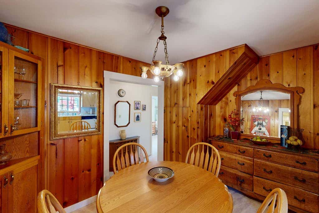 Beautiful, dog-friendly cottage with large yard - just a few blocks to the beach