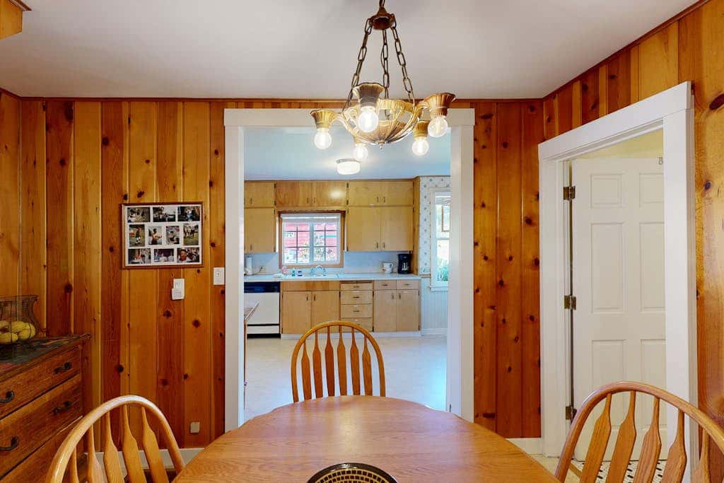 Beautiful, dog-friendly cottage with large yard - just a few blocks to the beach