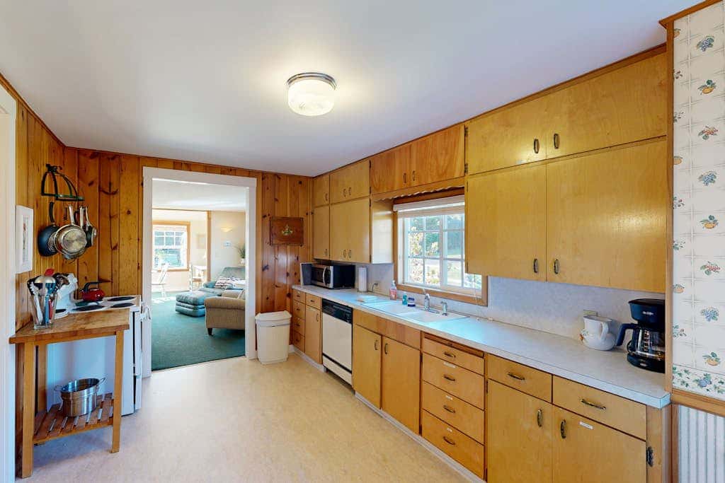 Beautiful, dog-friendly cottage with large yard - just a few blocks to the beach
