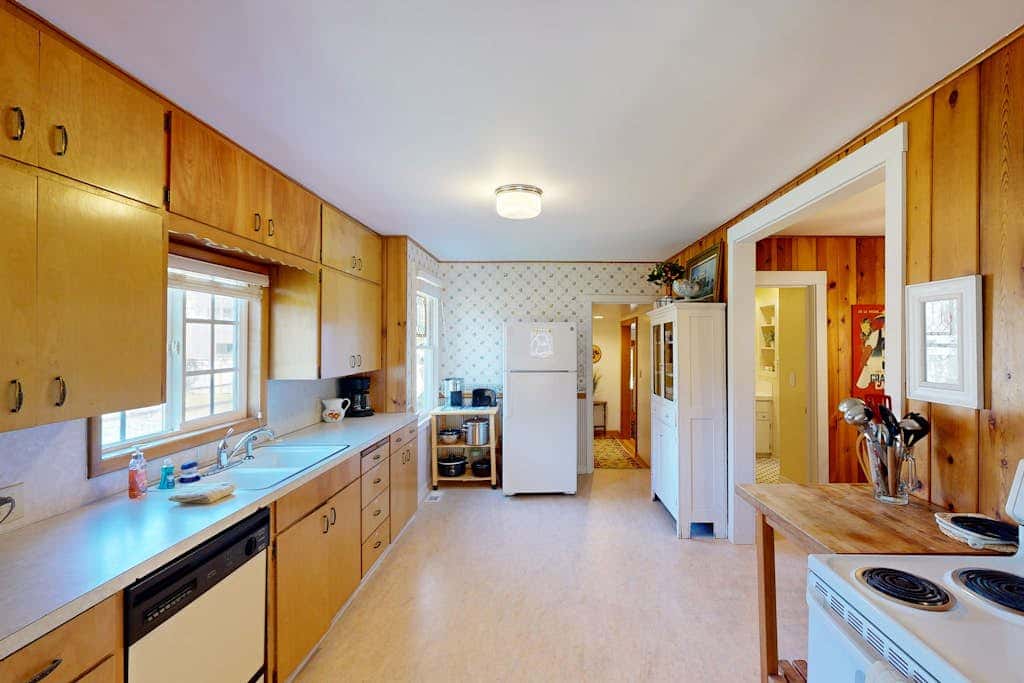 Beautiful, dog-friendly cottage with large yard - just a few blocks to the beach