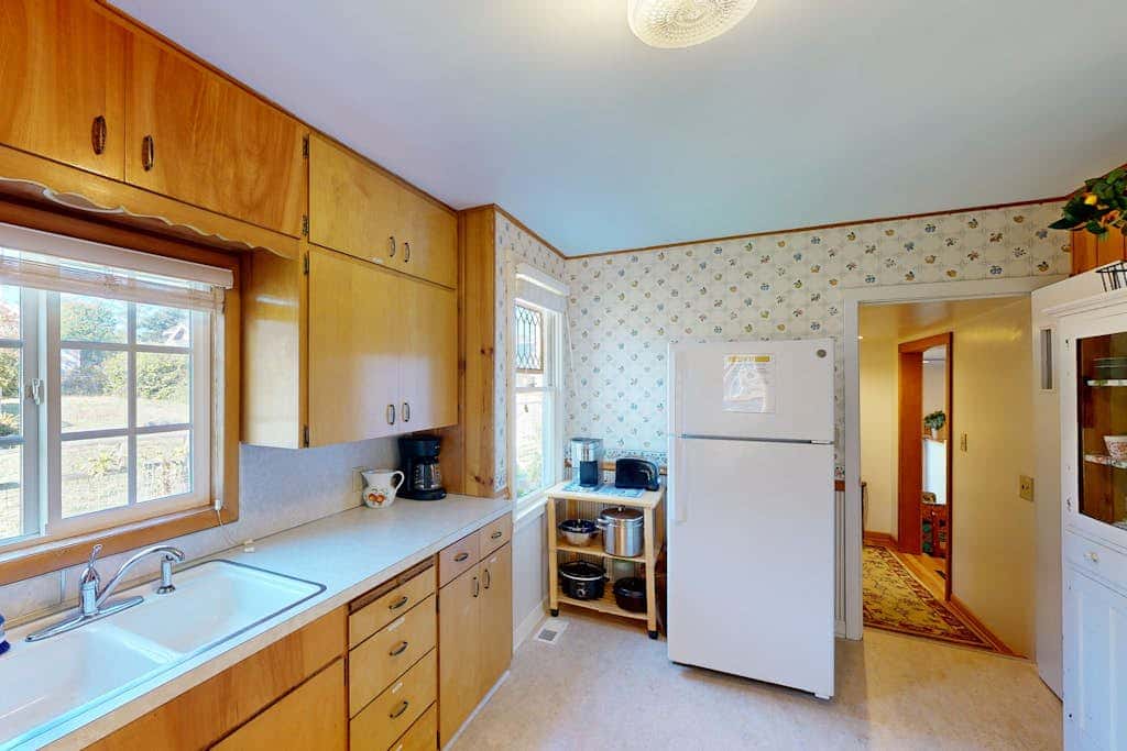 Beautiful, dog-friendly cottage with large yard - just a few blocks to the beach