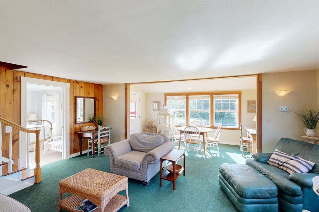 Beautiful, dog-friendly cottage with large yard - just a few blocks to the beach