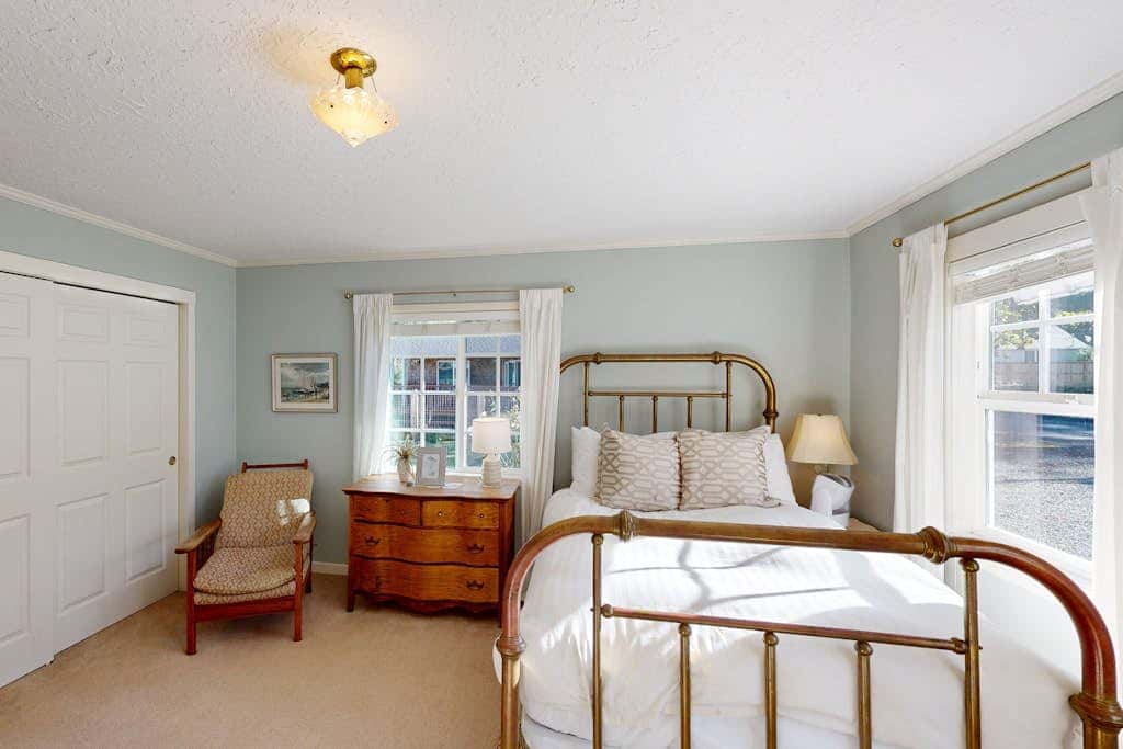 Beautiful, dog-friendly cottage with large yard - just a few blocks to the beach