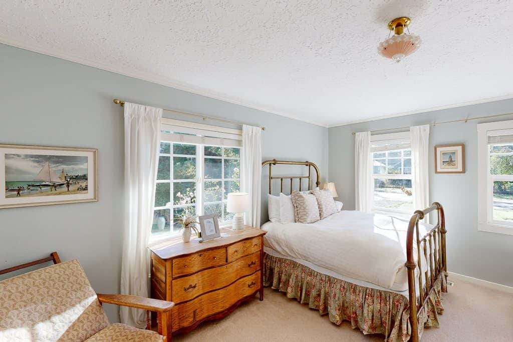 Beautiful, dog-friendly cottage with large yard - just a few blocks to the beach