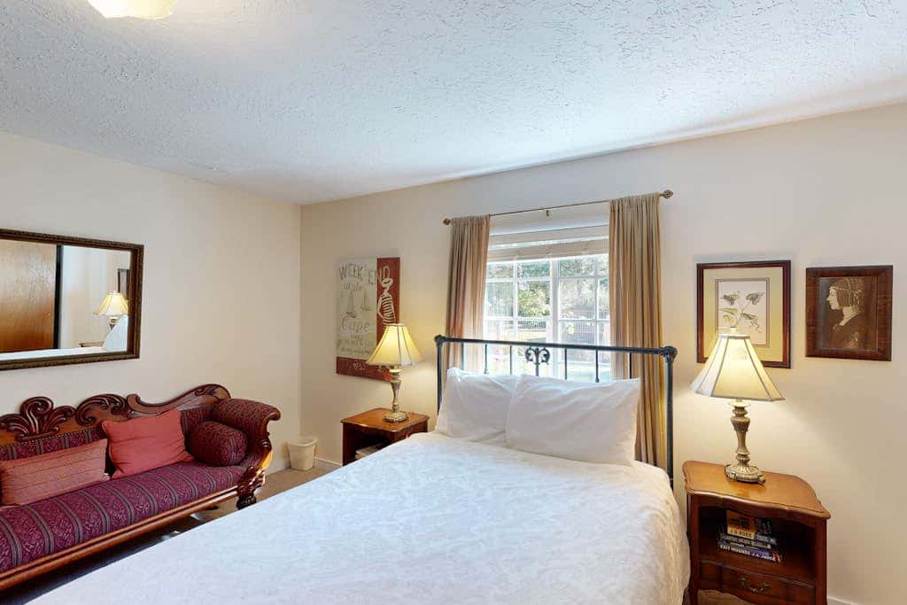 Beautiful, dog-friendly cottage with large yard - just a few blocks to the beach
