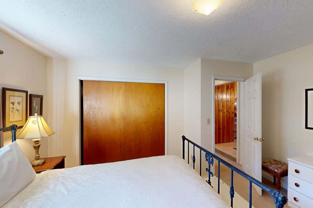 Beautiful, dog-friendly cottage with large yard - just a few blocks to the beach