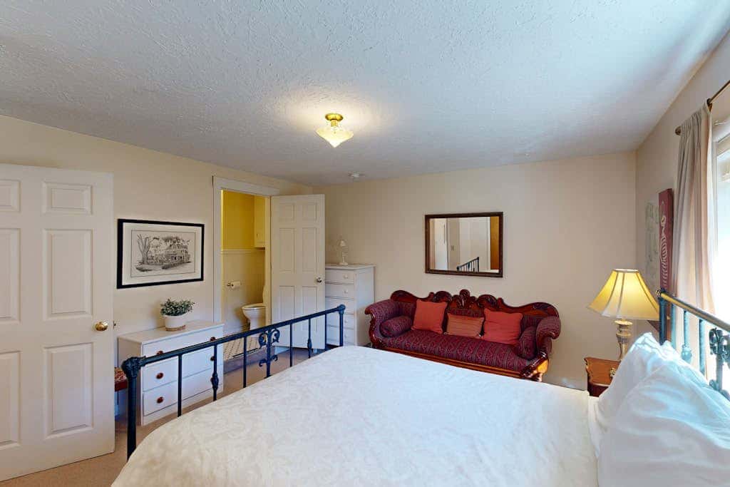 Beautiful, dog-friendly cottage with large yard - just a few blocks to the beach