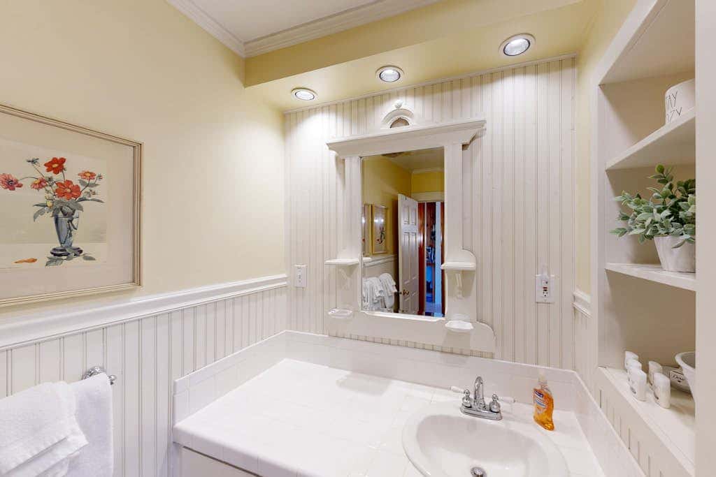 Beautiful, dog-friendly cottage with large yard - just a few blocks to the beach