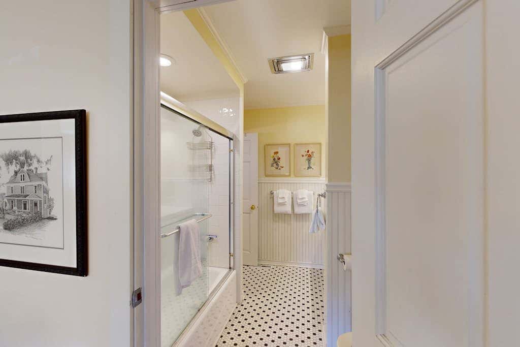 Beautiful, dog-friendly cottage with large yard - just a few blocks to the beach