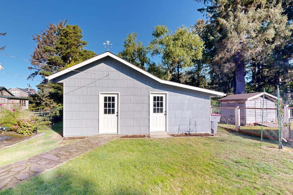 Beautiful, dog-friendly cottage with large yard - just a few blocks to the beach