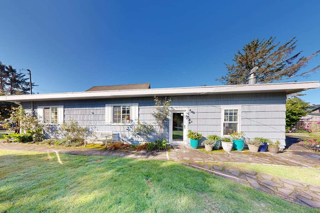 Beautiful, dog-friendly cottage with large yard - just a few blocks to the beach