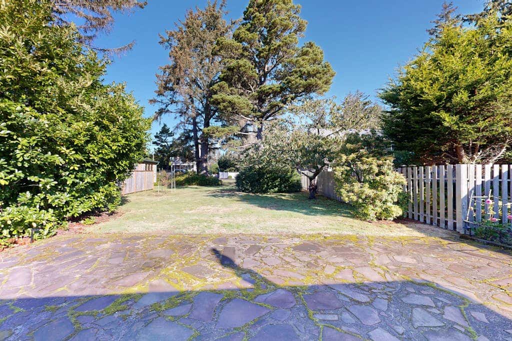 Beautiful, dog-friendly cottage with large yard - just a few blocks to the beach