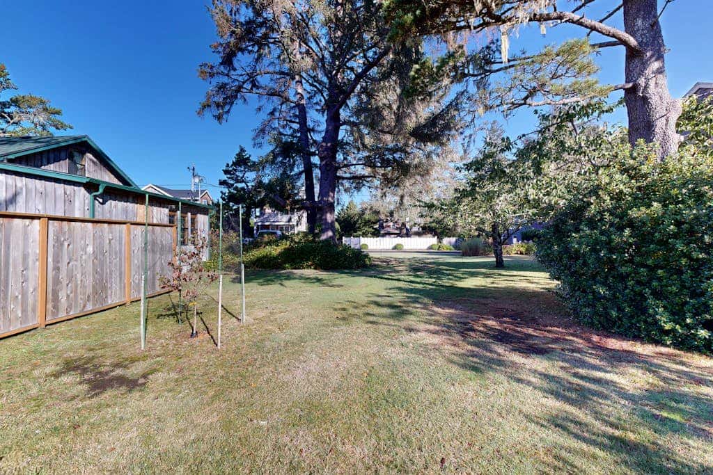 Beautiful, dog-friendly cottage with large yard - just a few blocks to the beach
