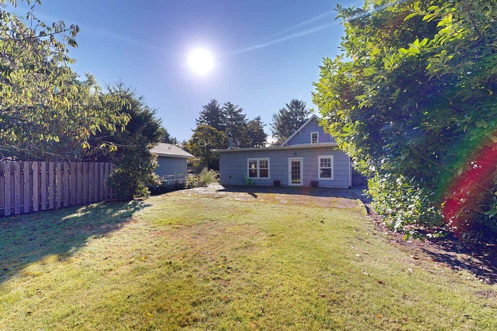 Beautiful, dog-friendly cottage with large yard - just a few blocks to the beach