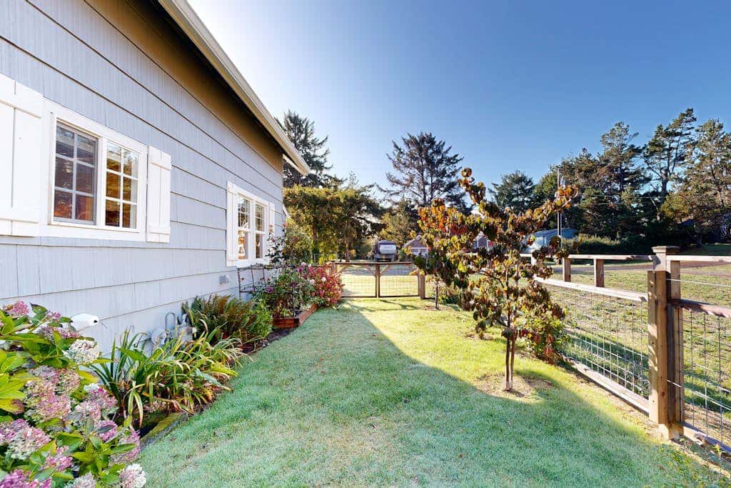 Beautiful, dog-friendly cottage with large yard - just a few blocks to the beach
