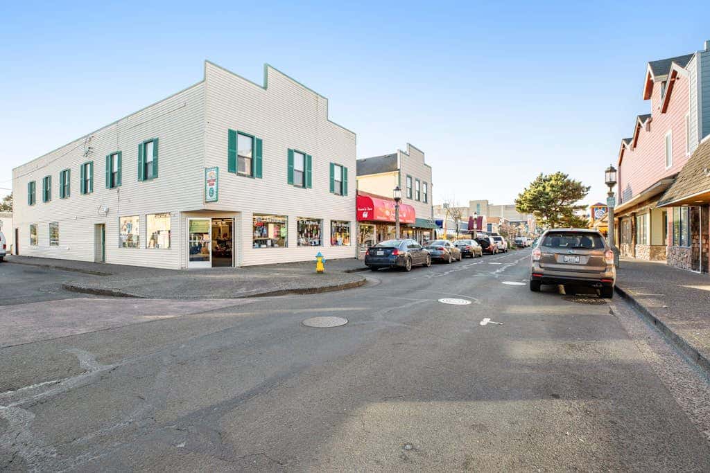 Beautiful, dog-friendly cottage with large yard - just a few blocks to the beach