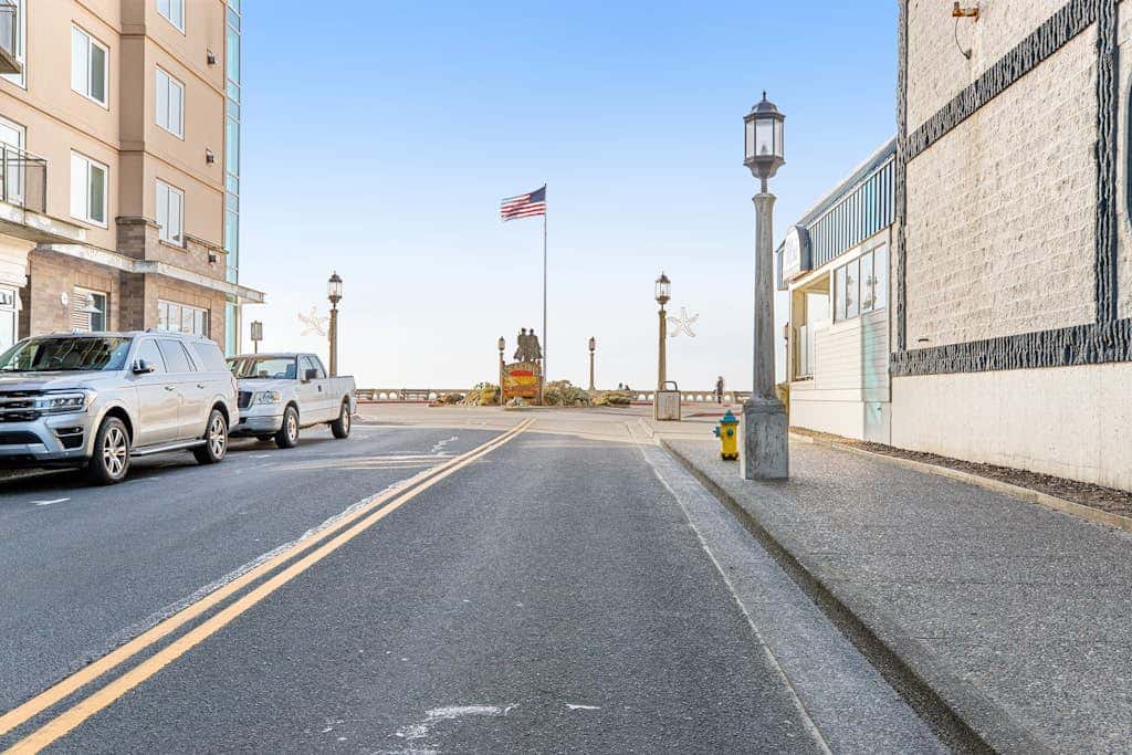 Beautiful, dog-friendly cottage with large yard - just a few blocks to the beach