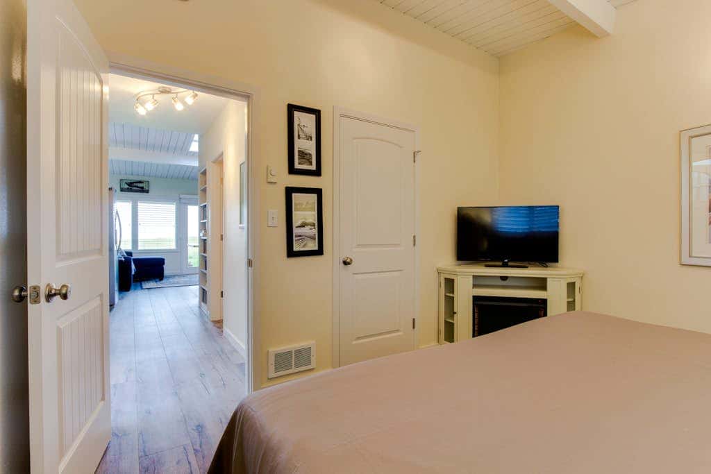 Oceanfront getaway close to Gearhart Golf Links , no pets