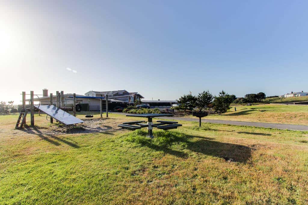 Oceanfront getaway close to Gearhart Golf Links , no pets