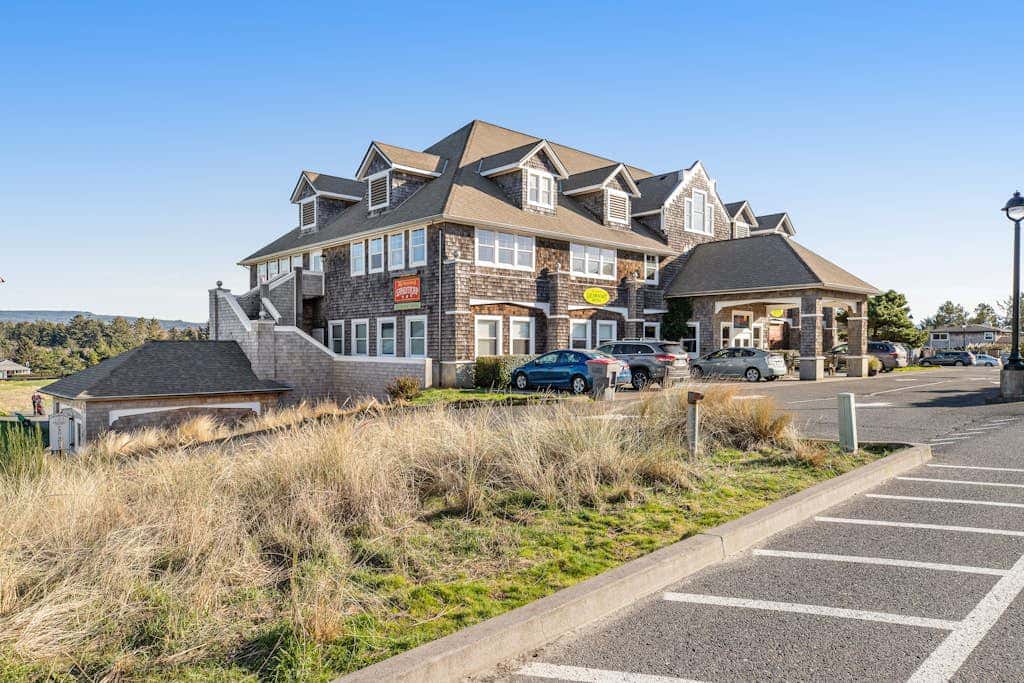 Oceanfront getaway close to Gearhart Golf Links , no pets