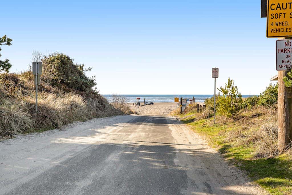 Oceanfront getaway close to Gearhart Golf Links , no pets