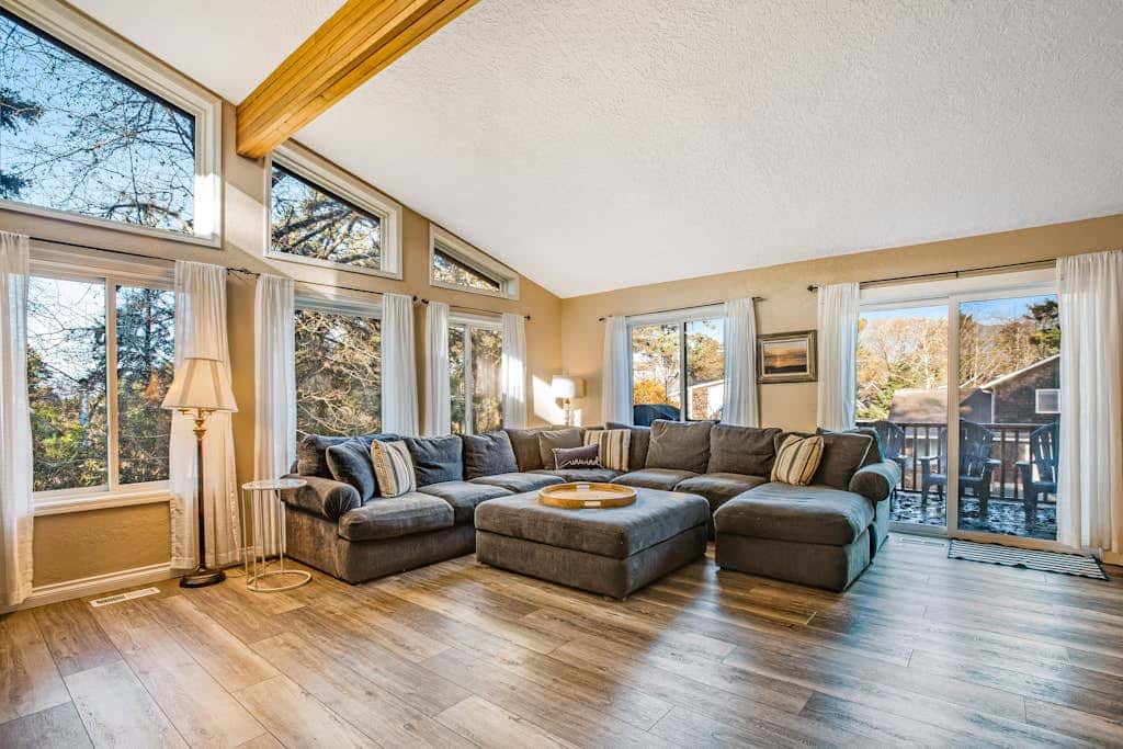 Luxe Home with Private Hot Tub, washer&dryer & Free WiFi - Short Walk to Beach
