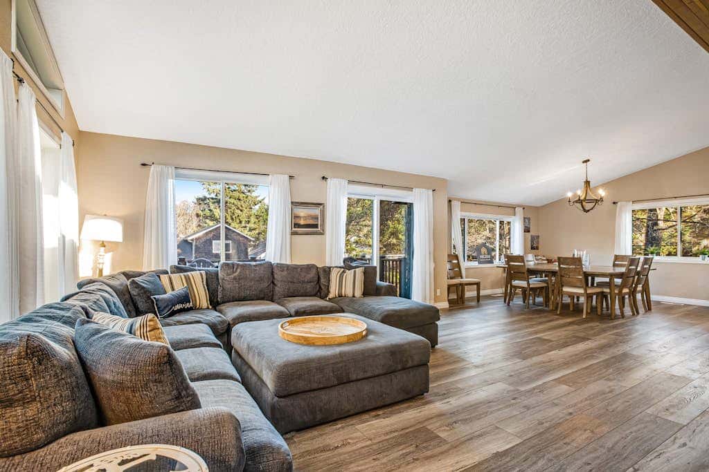 Luxe Home with Private Hot Tub, washer&dryer & Free WiFi - Short Walk to Beach