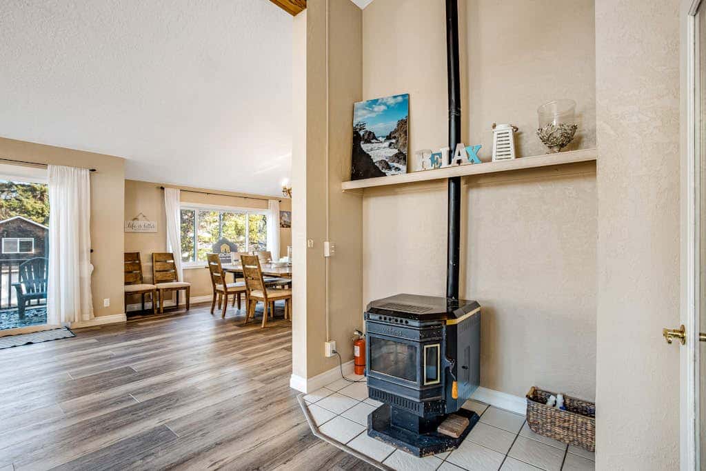 Luxe Home with Private Hot Tub, washer&dryer & Free WiFi - Short Walk to Beach