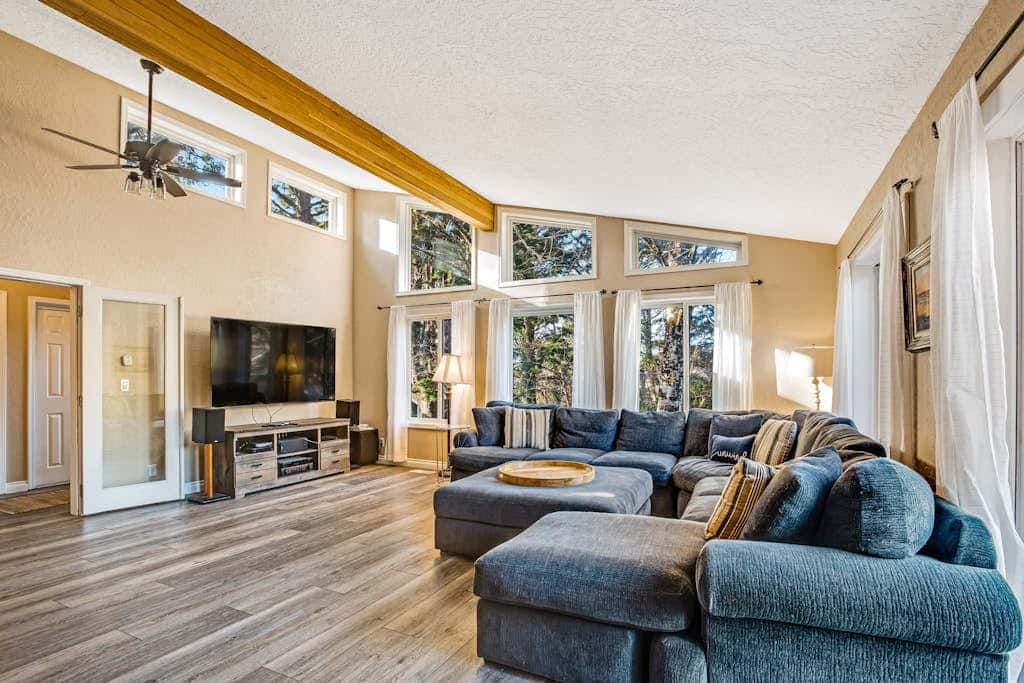 Luxe Home with Private Hot Tub, washer&dryer & Free WiFi - Short Walk to Beach