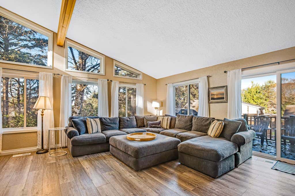 Luxe Home with Private Hot Tub, washer&dryer & Free WiFi - Short Walk to Beach