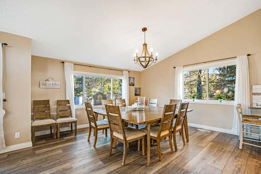 Luxe Home with Private Hot Tub, washer&dryer & Free WiFi - Short Walk to Beach
