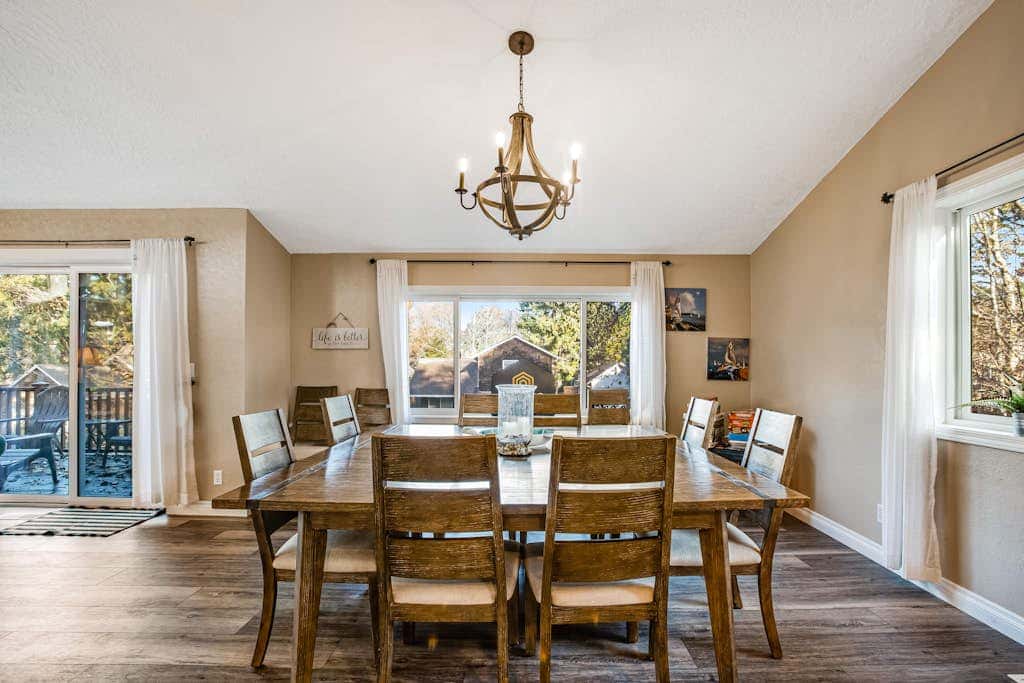 Luxe Home with Private Hot Tub, washer&dryer & Free WiFi - Short Walk to Beach