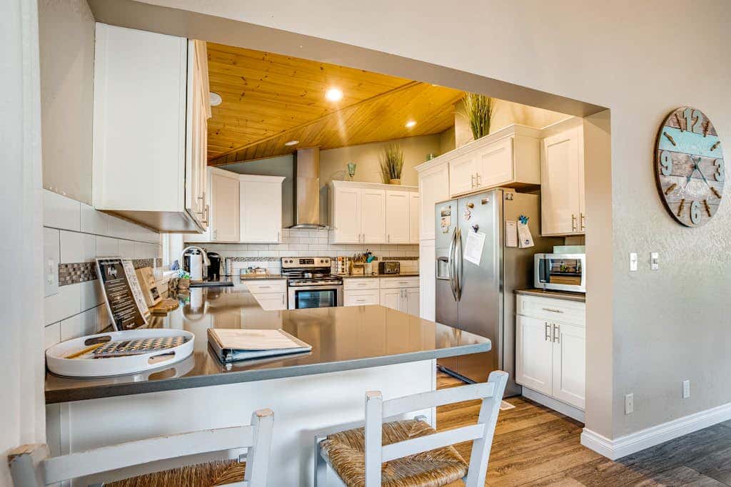 Luxe Home with Private Hot Tub, washer&dryer & Free WiFi - Short Walk to Beach