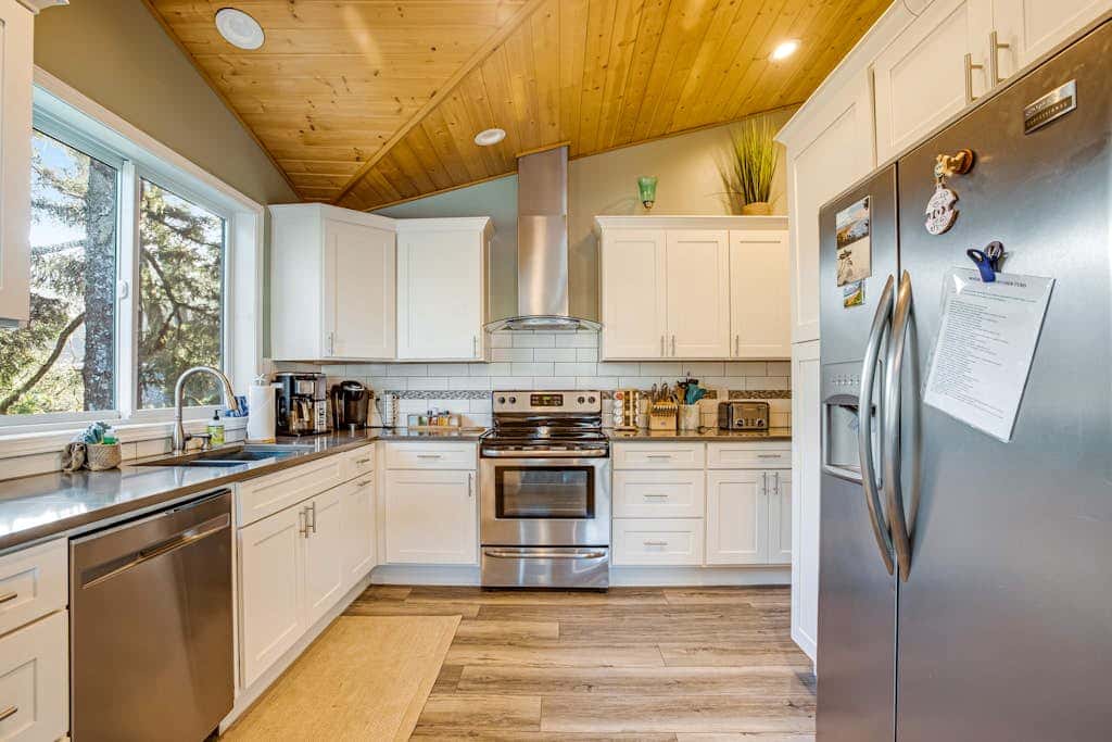 Luxe Home with Private Hot Tub, washer&dryer & Free WiFi - Short Walk to Beach