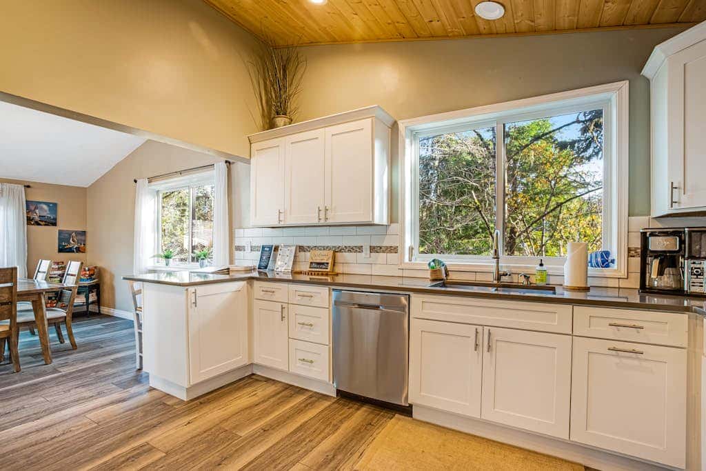 Luxe Home with Private Hot Tub, washer&dryer & Free WiFi - Short Walk to Beach