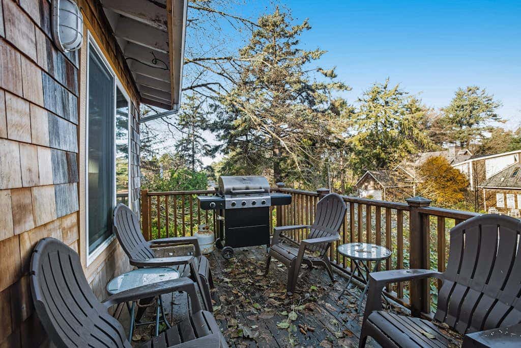 Luxe Home with Private Hot Tub, washer&dryer & Free WiFi - Short Walk to Beach