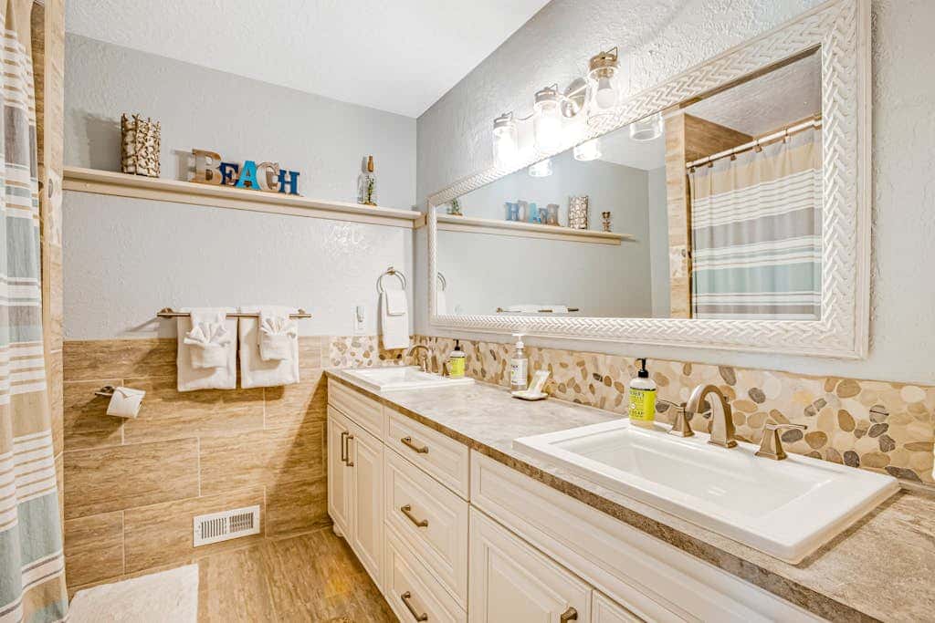 Luxe Home with Private Hot Tub, washer&dryer & Free WiFi - Short Walk to Beach