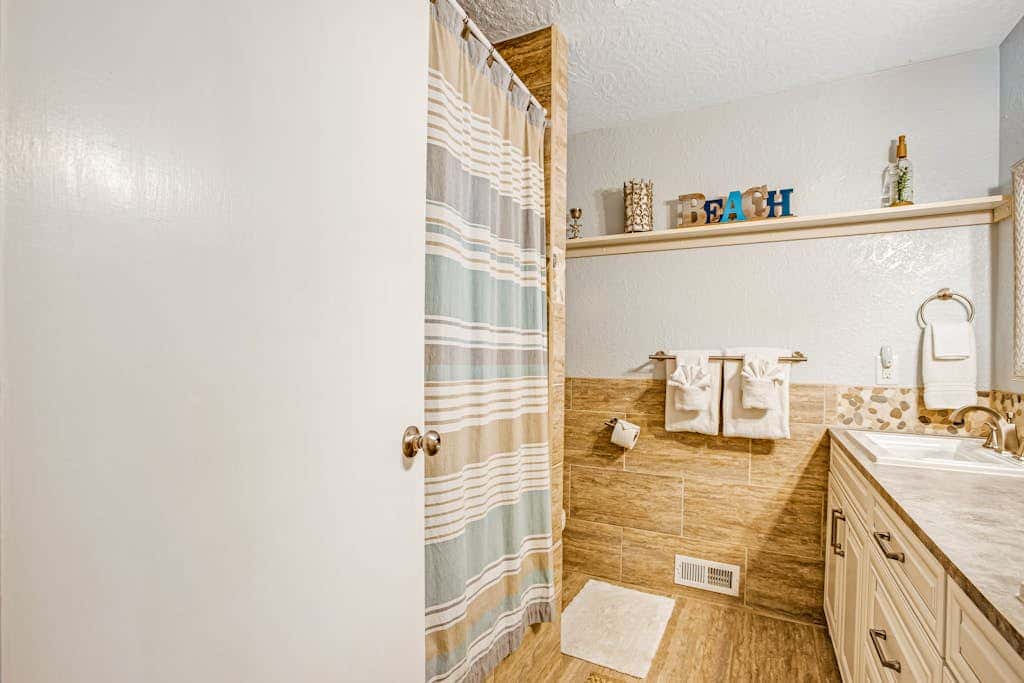 Luxe Home with Private Hot Tub, washer&dryer & Free WiFi - Short Walk to Beach