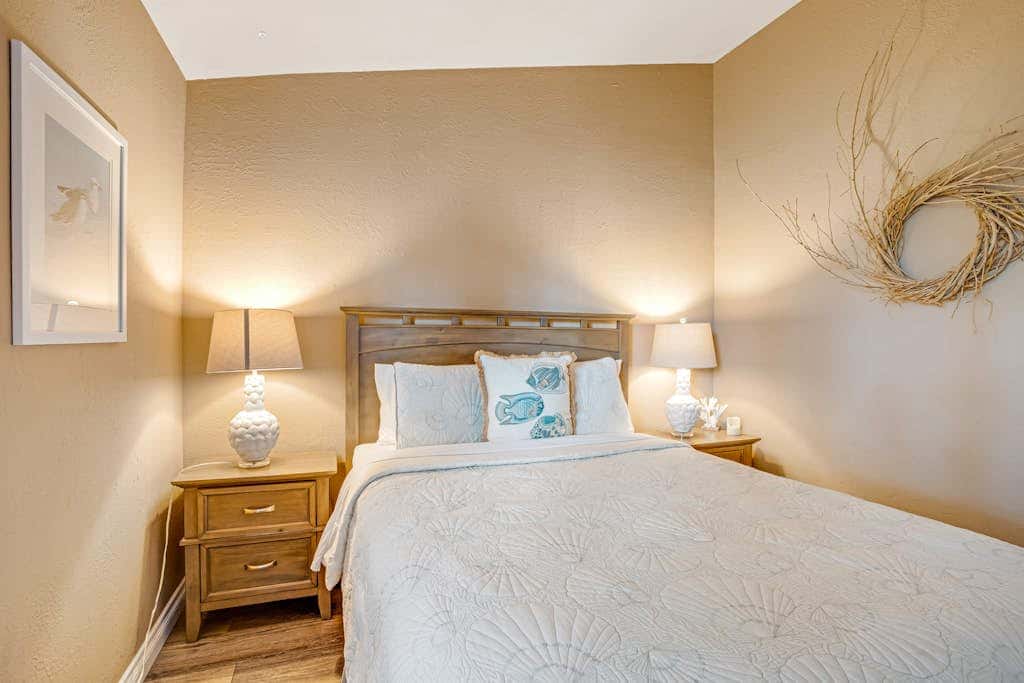 Luxe Home with Private Hot Tub, washer&dryer & Free WiFi - Short Walk to Beach