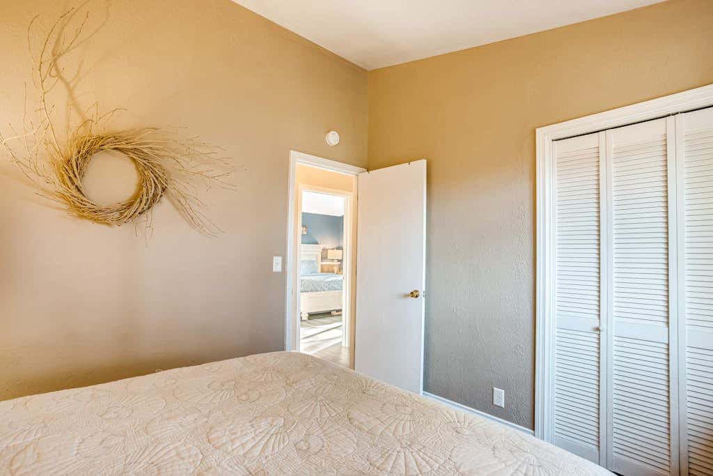 Luxe Home with Private Hot Tub, washer&dryer & Free WiFi - Short Walk to Beach