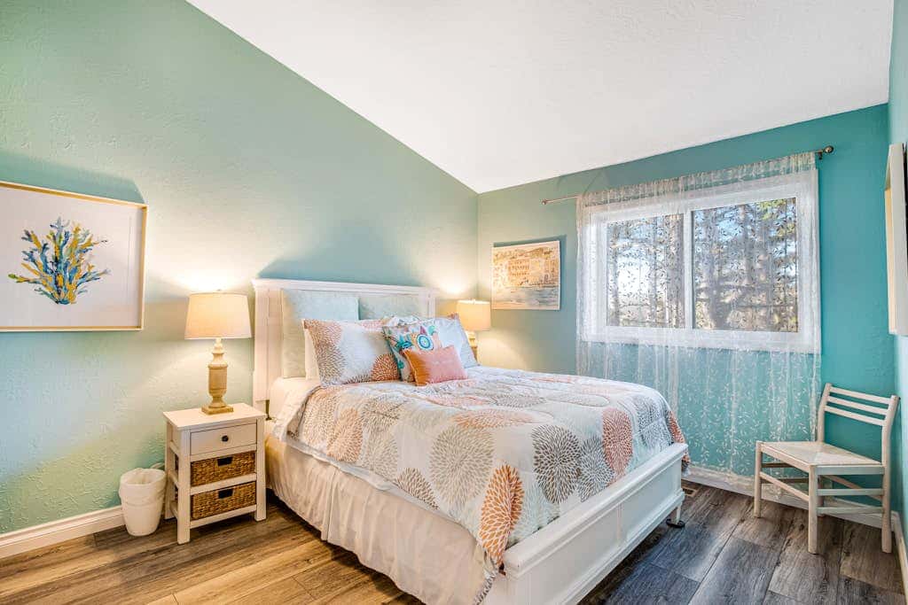 Luxe Home with Private Hot Tub, washer&dryer & Free WiFi - Short Walk to Beach