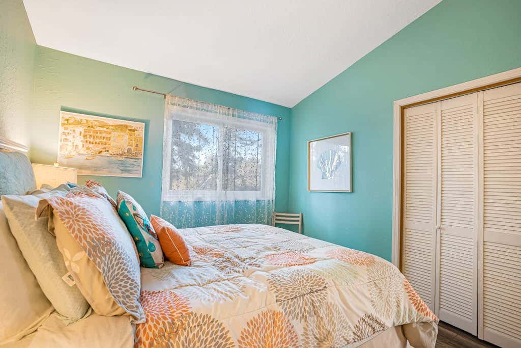 Luxe Home with Private Hot Tub, washer&dryer & Free WiFi - Short Walk to Beach