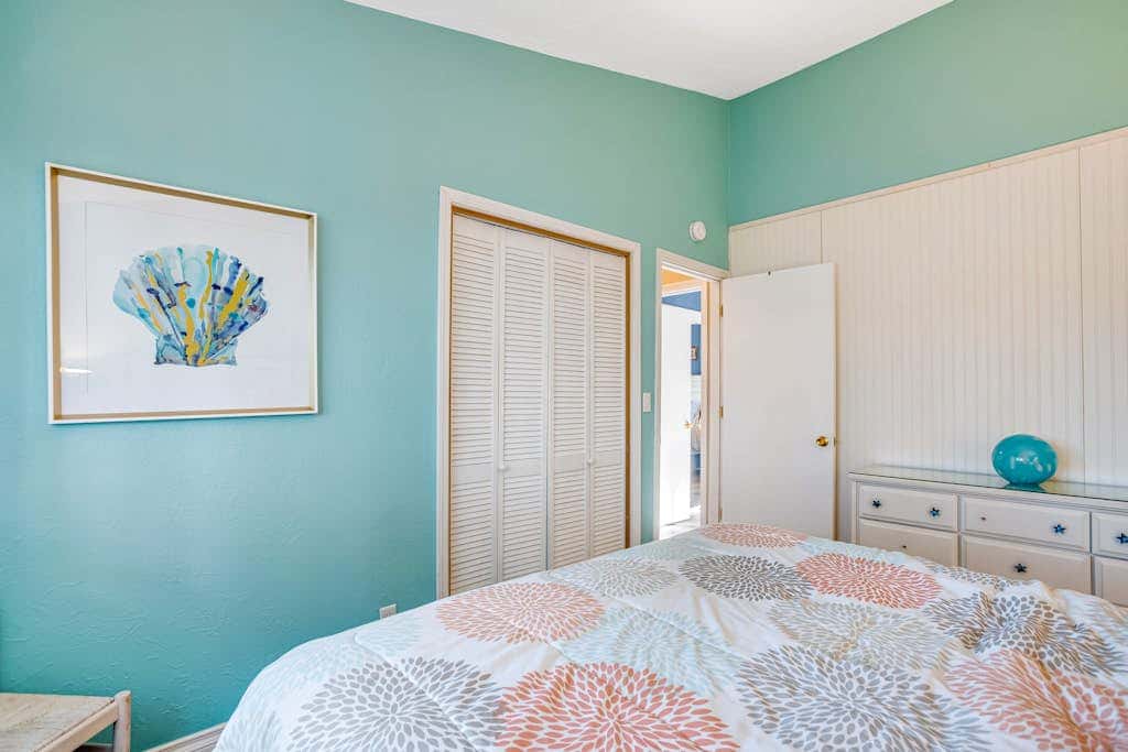 Luxe Home with Private Hot Tub, washer&dryer & Free WiFi - Short Walk to Beach